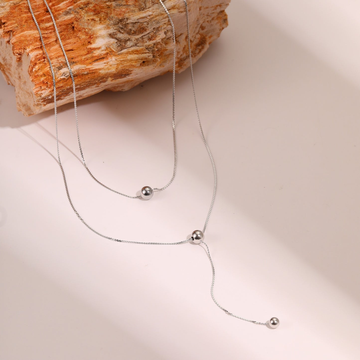 Collar Minimalista de Doble Capa con Borla de Cuentas en Acero de Titanio con Baño de Oro de 18K para Mujer