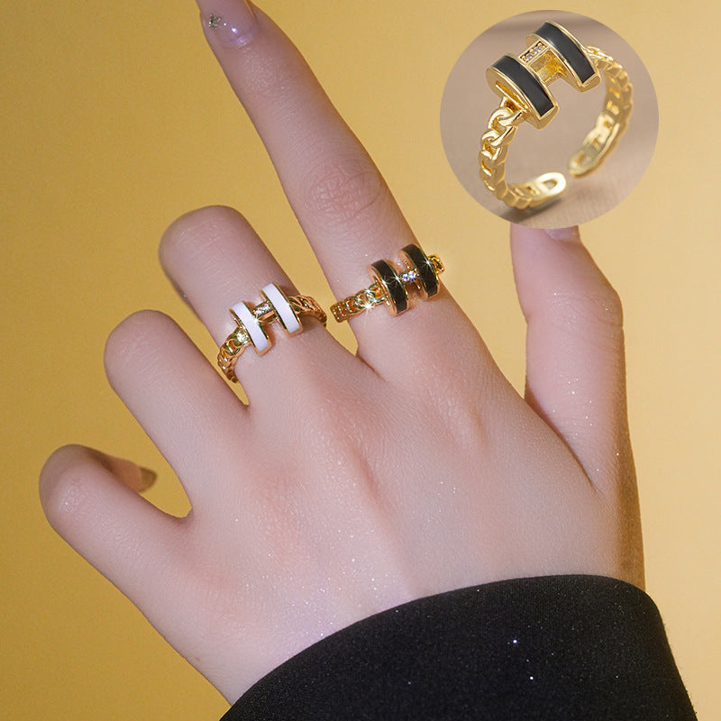 Anello minimalist in acciaio titanio traforato con design geometrico da donna