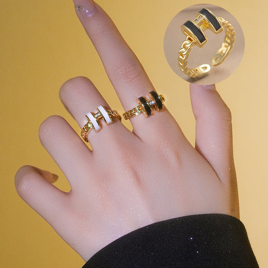 Anello minimalist in acciaio titanio traforato con design geometrico da donna
