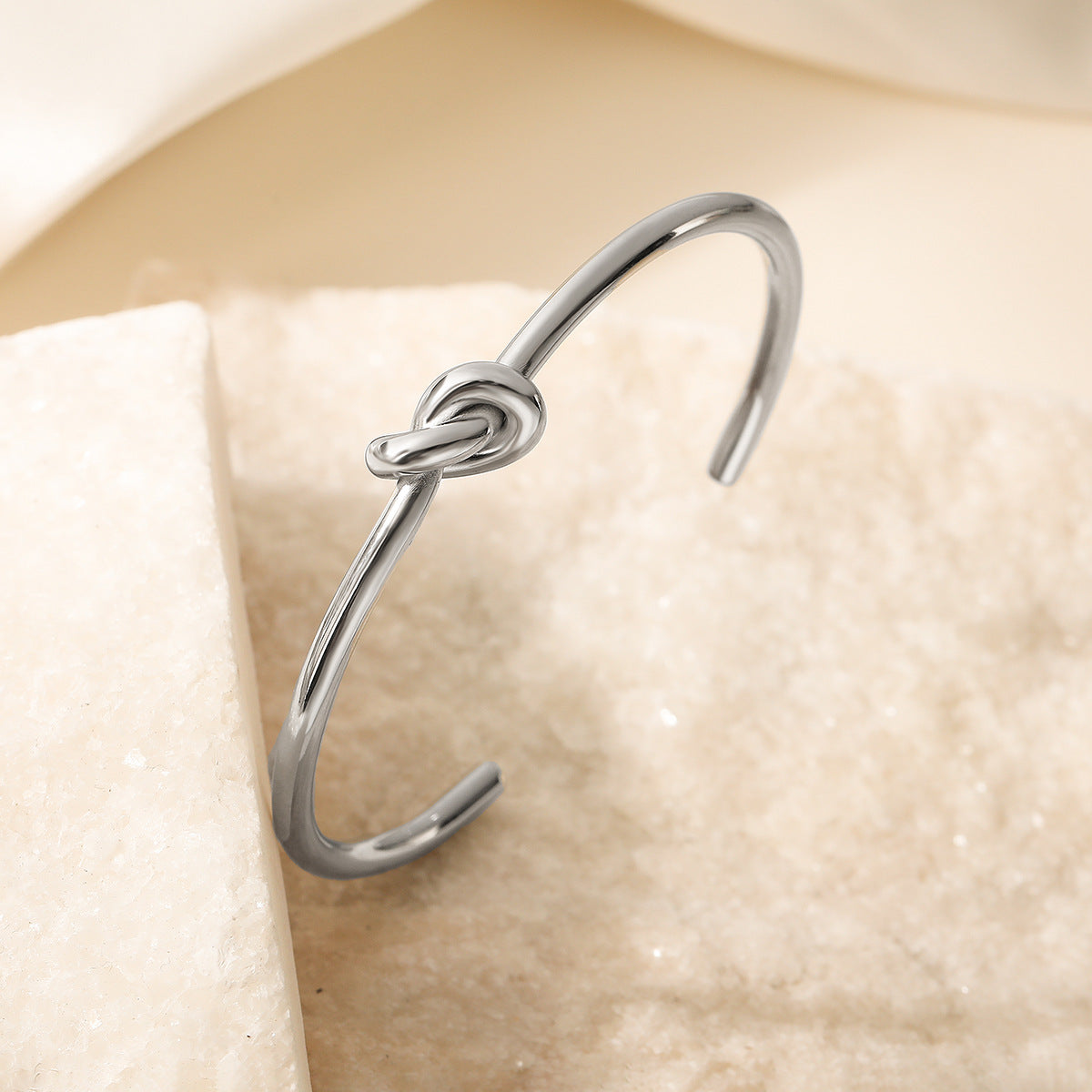 Bracciale regolabile minimalista alla moda a forma di nodo a cuore in acciaio inossidabile placcato oro 18 carati