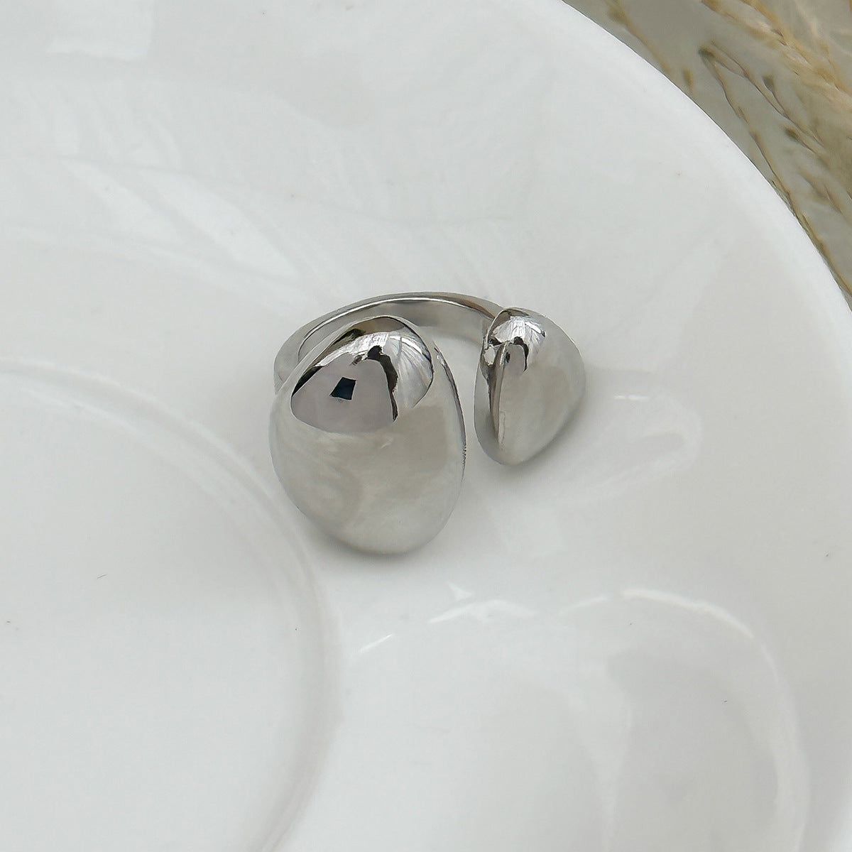 Anillo de aleación con forma de onda minimalista y geométrica para mujer, con acabado pulido y diseño de banda abierta