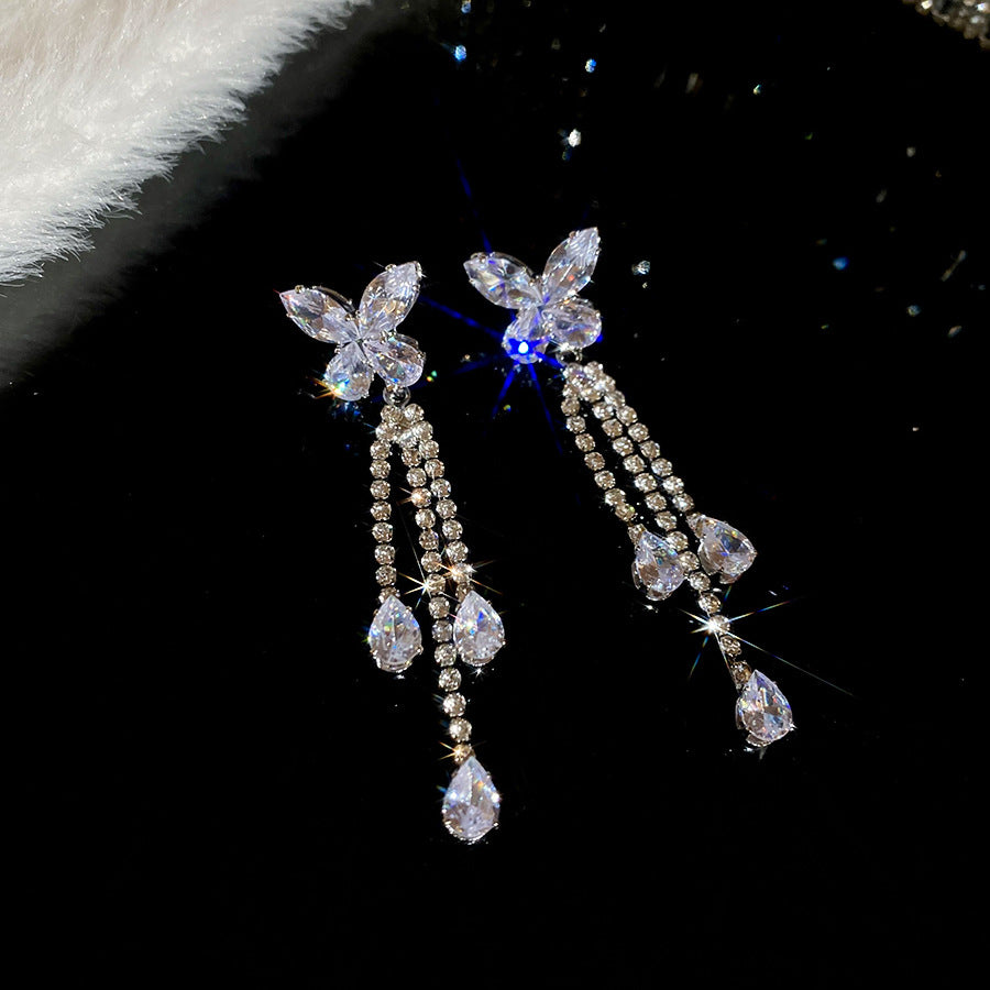 Elegante Set Collana e Orecchini a Farfalla Minimalista con Intarsi in Zirconi su Catena di Rame da Donna
