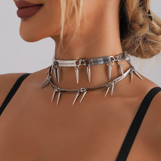 Collar de aleación estilo punk geométrico y con forma de letra con acabado chapado para mujer