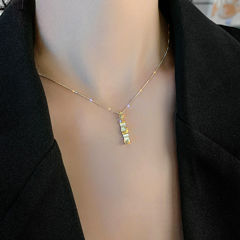 Collana con ciondolo minimalista in bambù per donna con catena a scatola in acciaio al titanio a forma di foglia, placcata sottovuoto, catena per il collo leggera di lusso