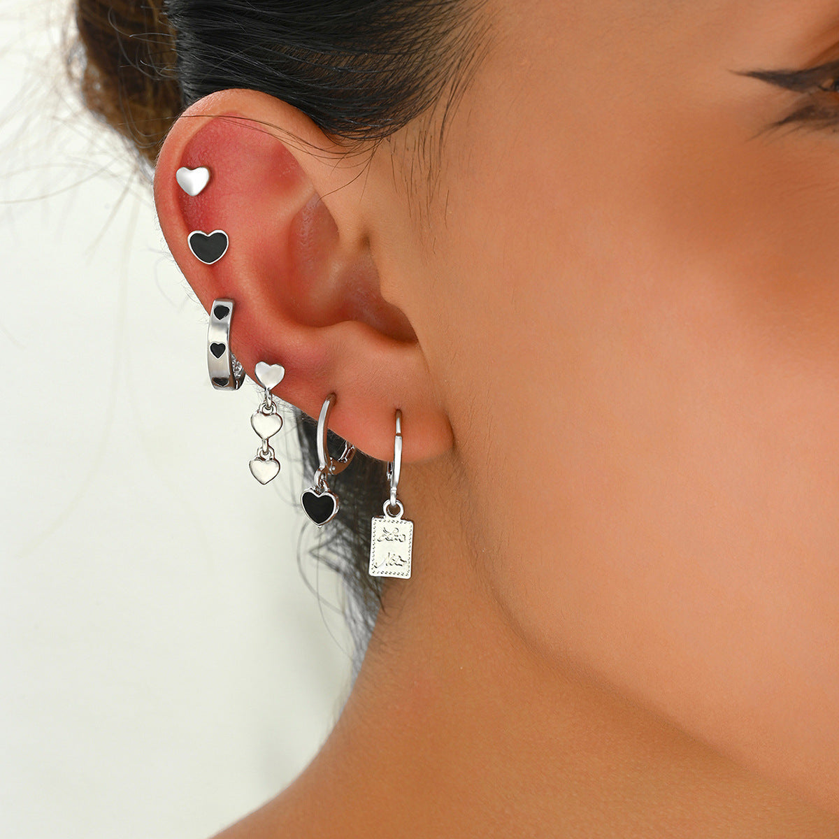 Orecchini da donna minimalisti neri stile accademico a forma di cuore smaltati con perni in acciaio inossidabile