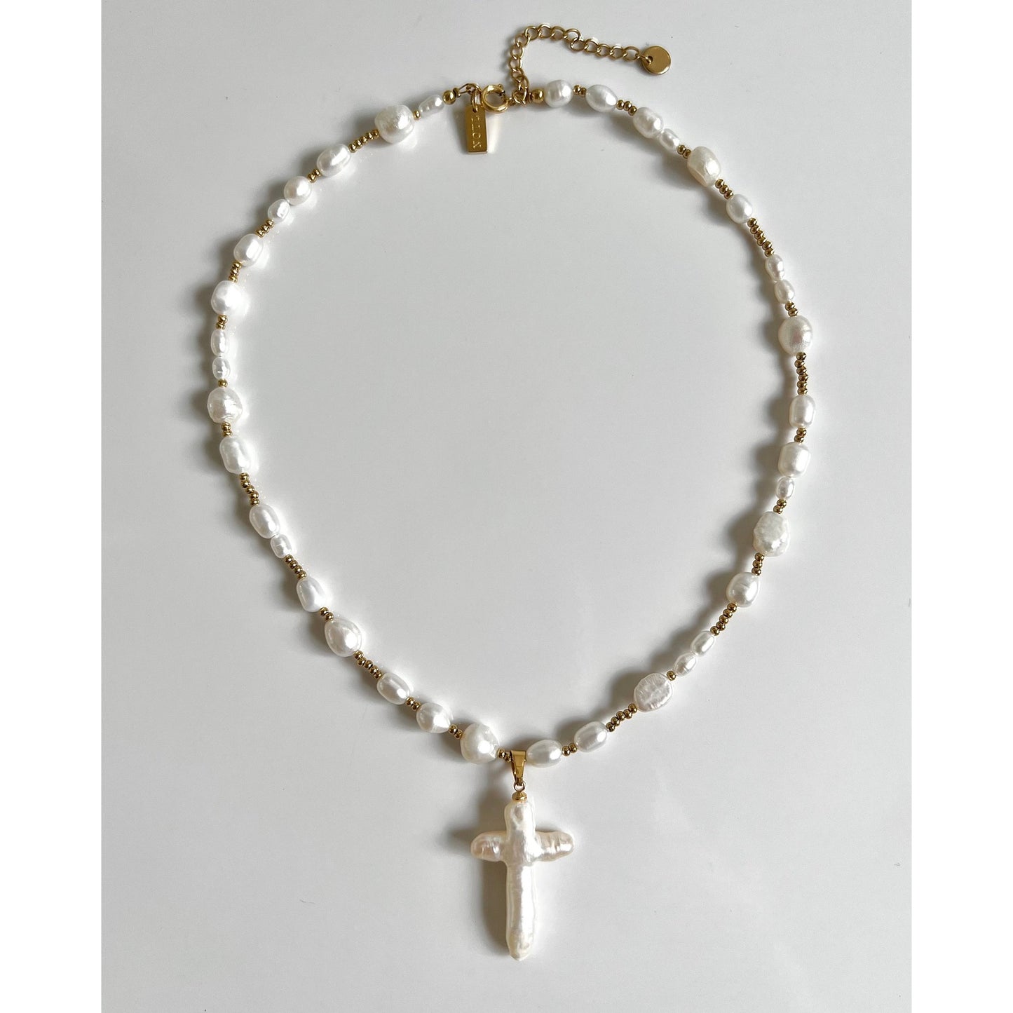 Collana con Pendente a Croce in Stile Barocco Vintage con Dettagli in Perle su Catena in Rame