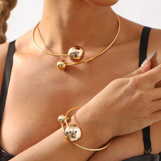 Collana girocollo con perle circolari asimmetriche geometriche vintage e braccialetto rigido aperto da donna con finitura in ferro galvanizzato