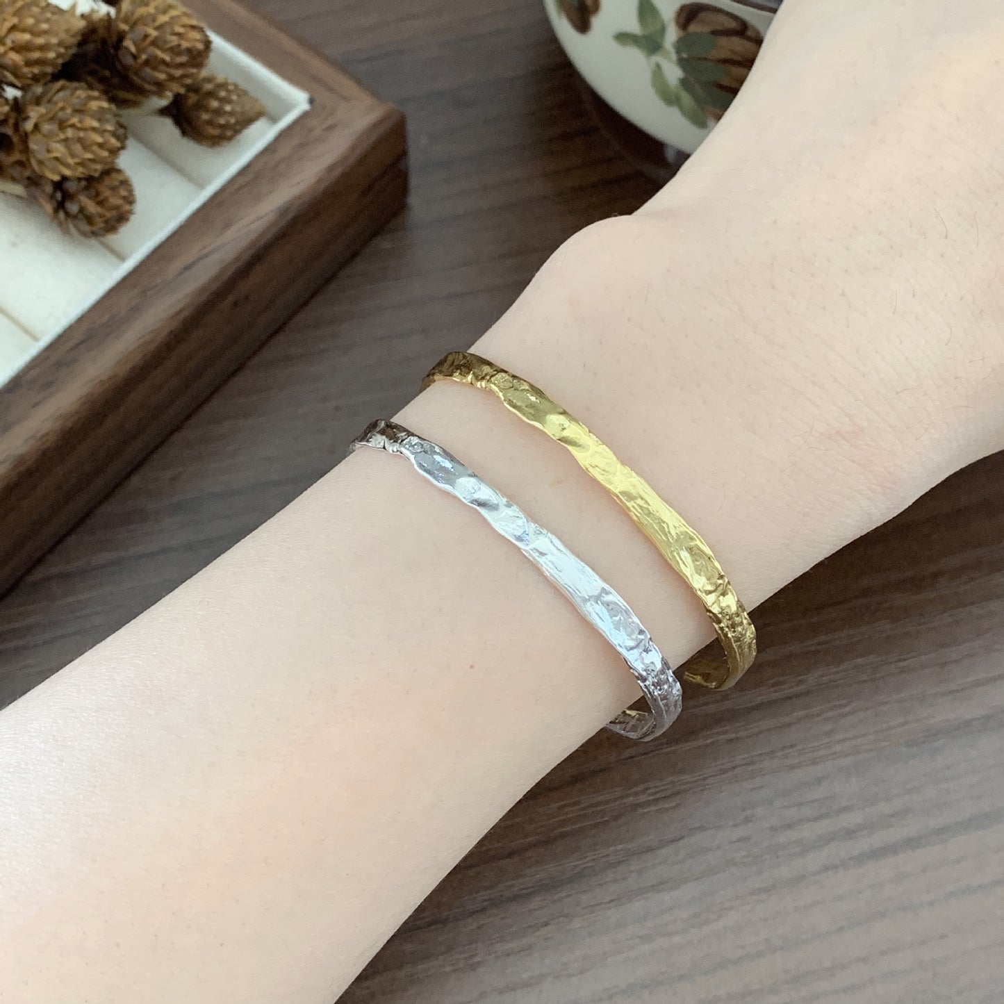 Bracciale da donna minimalista in argento sterling (925) testurizzato con finitura lucida - Design geometrico unico