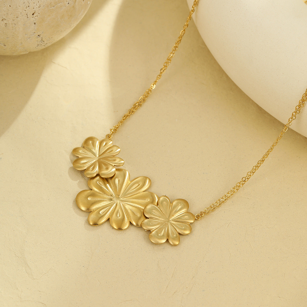 Collana con ciondolo a petalo spazzolato in acciaio inossidabile alla moda da donna con finitura galvanizzata e design geometrico floreale