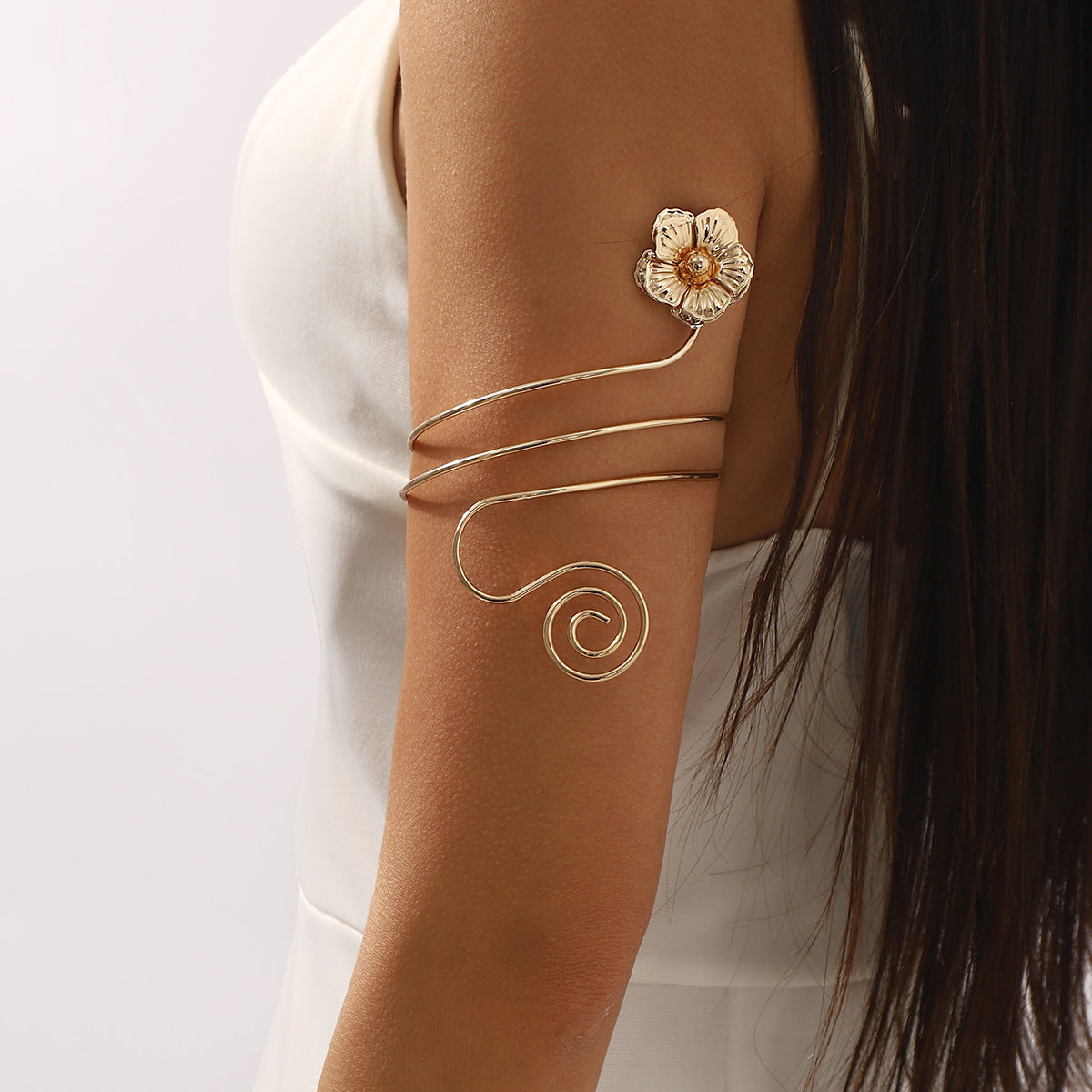 Bracciale rigido da donna in lega a farfalla floreale elegante e minimalista con placcatura in oro