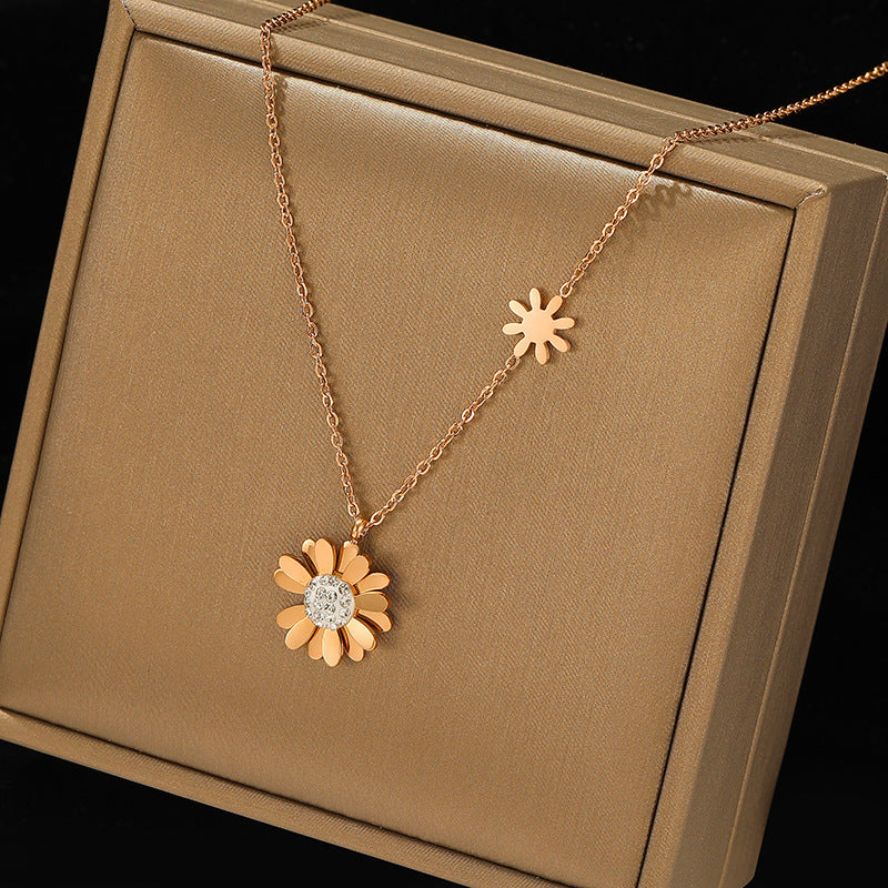 Collana pendente con margherita minimalista da donna in acciaio al titanio con placcatura sottovuoto e design a catena a O