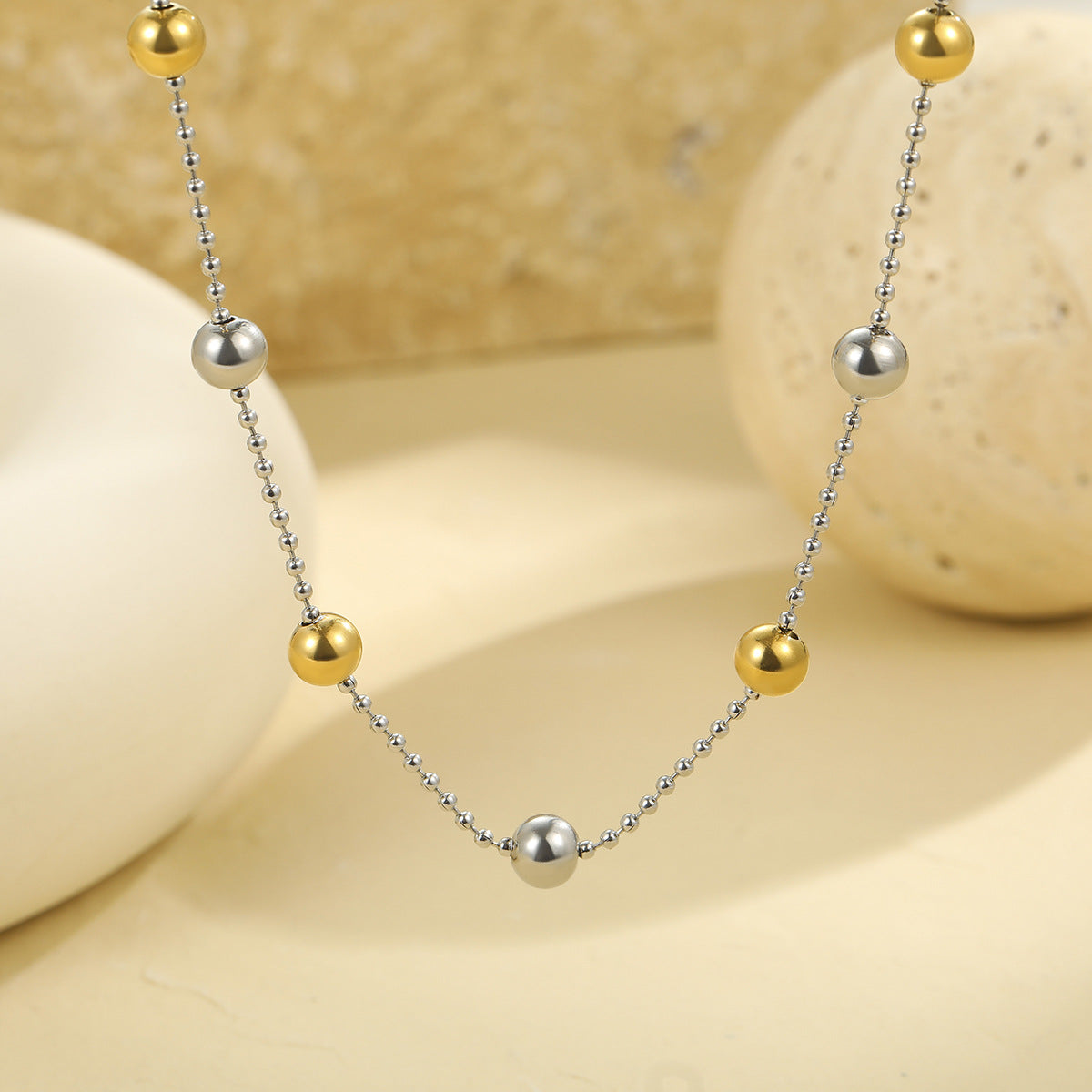 Collana geometrica minimalista in acciaio inossidabile con finitura lucida da donna, Ciondolo con perline rotonde e catena alla clavicola alla moda