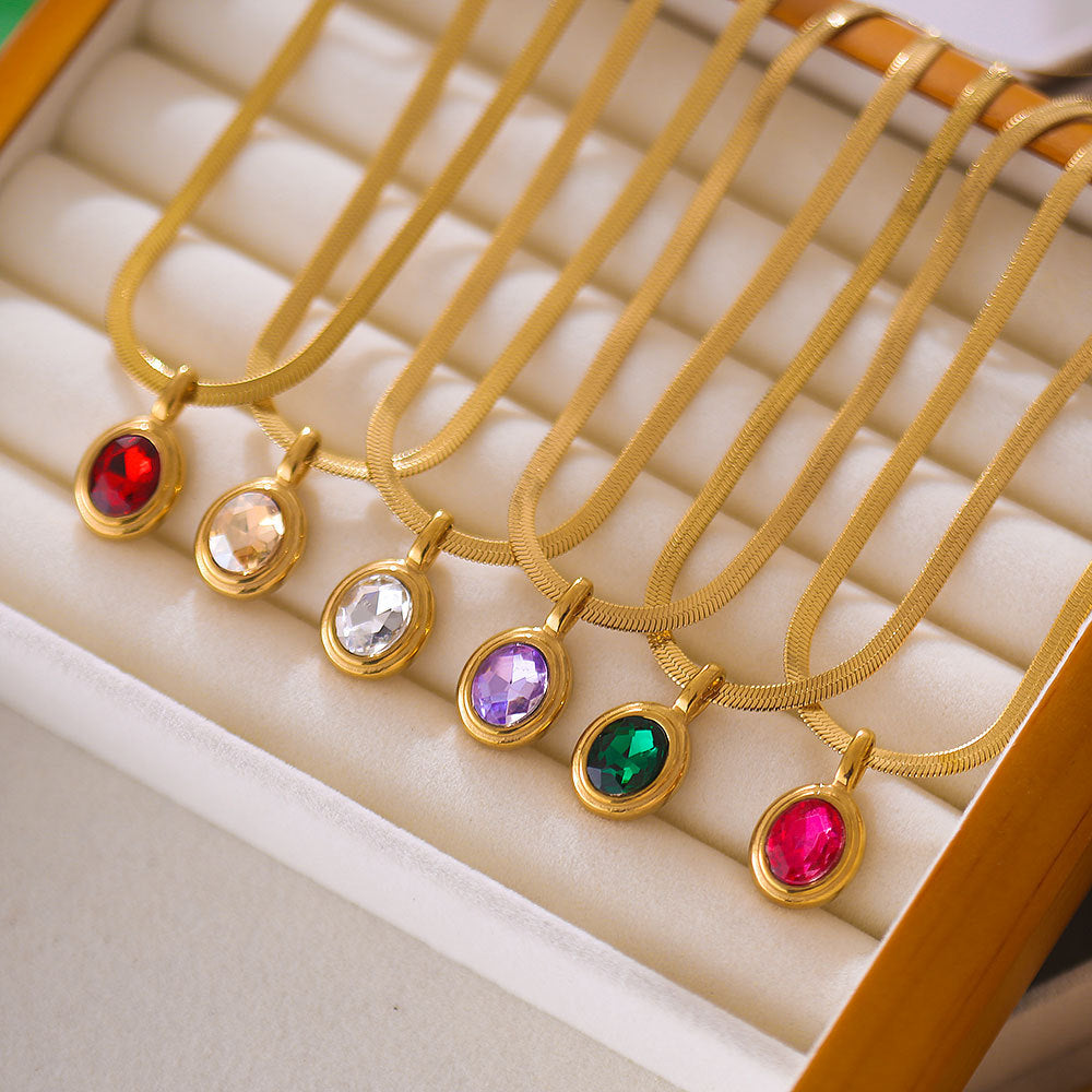 Collar minimalista con colgante ovalado de acero de titanio en cadena de serpiente plana con incrustaciones de diamantes de imitación y acabado chapado
