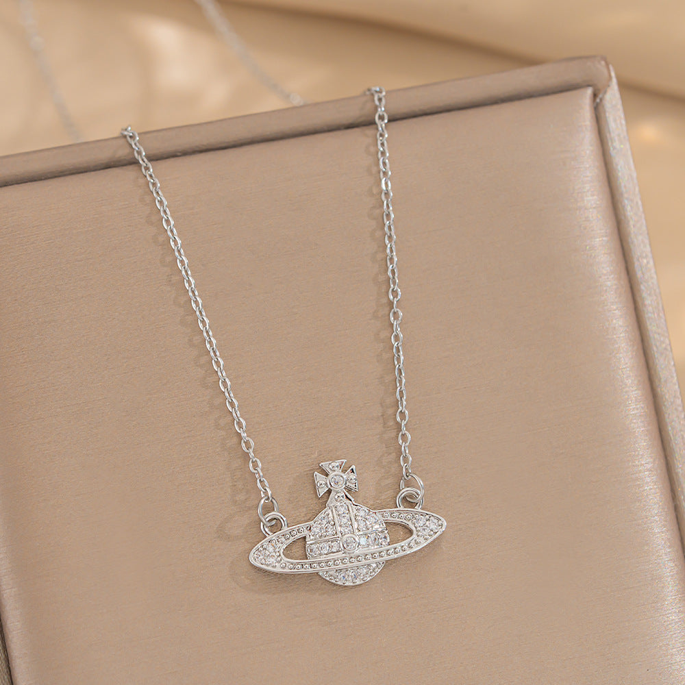 Minimalist Geometric Four-Leaf Clover Pendant Necklace for Women in Titanium Steel with Electroplated Finish