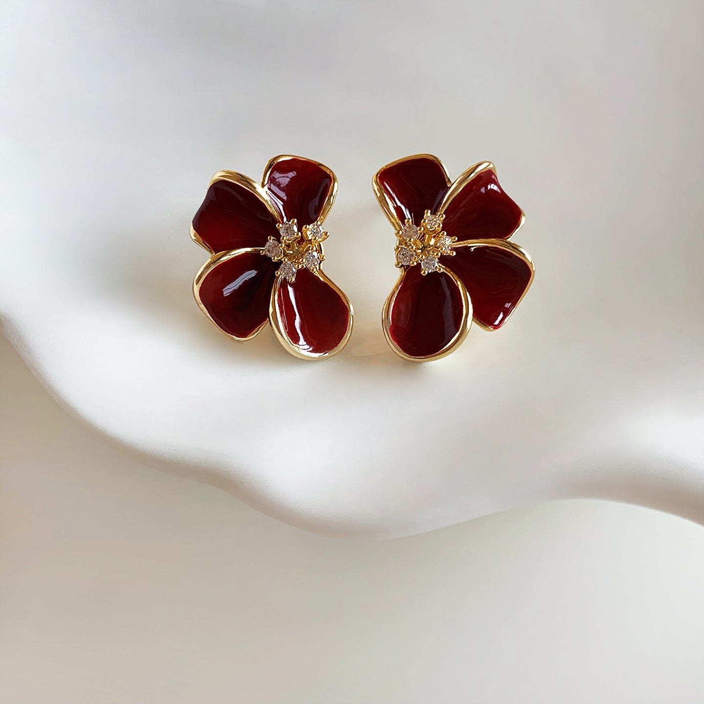 Pendientes colgantes de esmalte floral vintage, aretes de cobre bañados en oro de 18 quilates para mujer