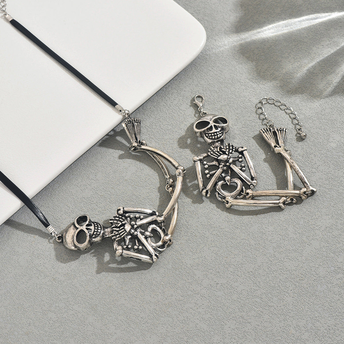 Set Collana e Bracciale con Ciondolo a Scheletro di Moda in Lega di Zinco con Finitura Elettroplaccata per Halloween e Uso Quotidiano