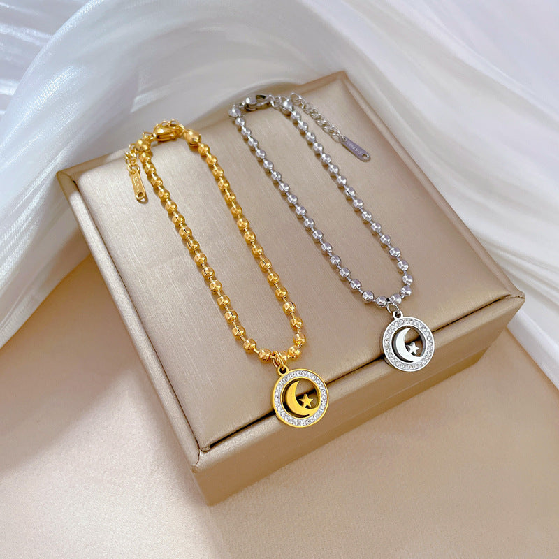 Bracciale Pendente Vintage Stella e Luna da Donna in Acciaio al Titanio Placcato Oro con Perline