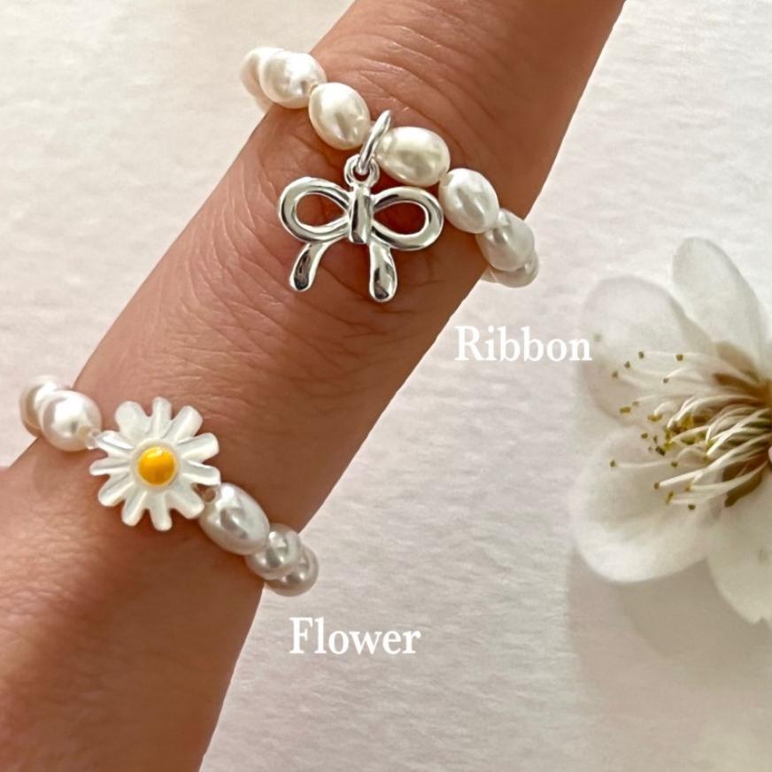 Anello con Perle a Forma di Margherita in Stile Fresco e Delicato con Accenti di Perle Naturali