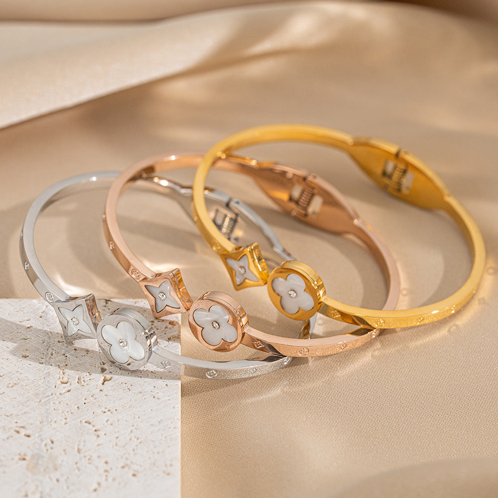 Bracciale Minimalista a Trifoglio in Acciaio al Titanio con Intarsio in Madreperla e Placcatura in Oro 18K da Donna