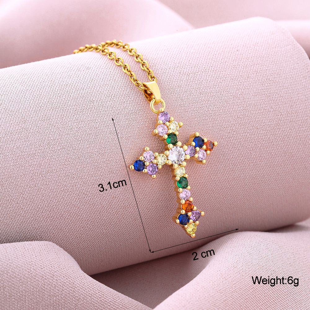 Collana pendente a croce minimalista da donna in rame con placcatura in oro e cristalli di zircone colorati su catena piatta a croce