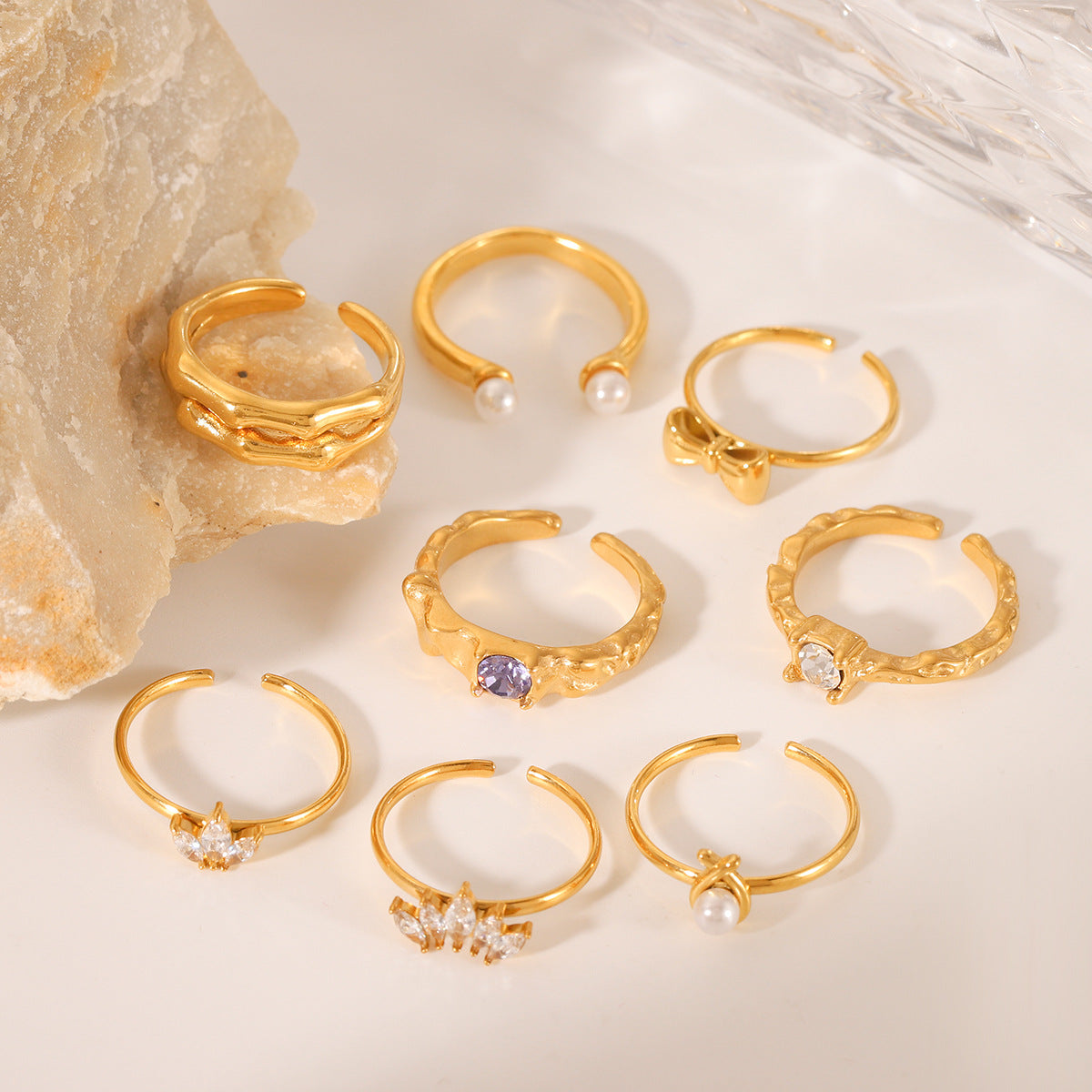 Anello da donna alla moda placcato oro 18 carati in acciaio inossidabile martellato a forma di fiocco con perla e zircone