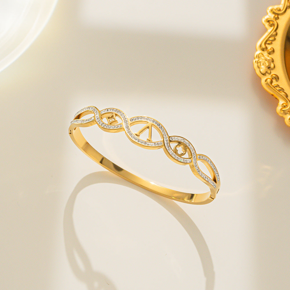 Bracciale da donna in acciaio al titanio a forma di V con trifoglio alla moda e finitura placcata