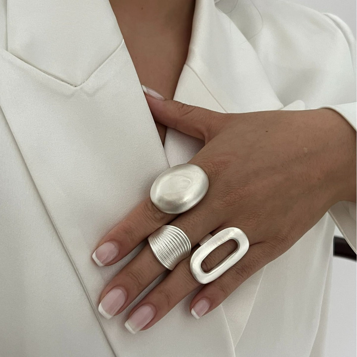 Anello regolabile in lega con design geometrico floreale, spazzolato, color argento, stile minimalista