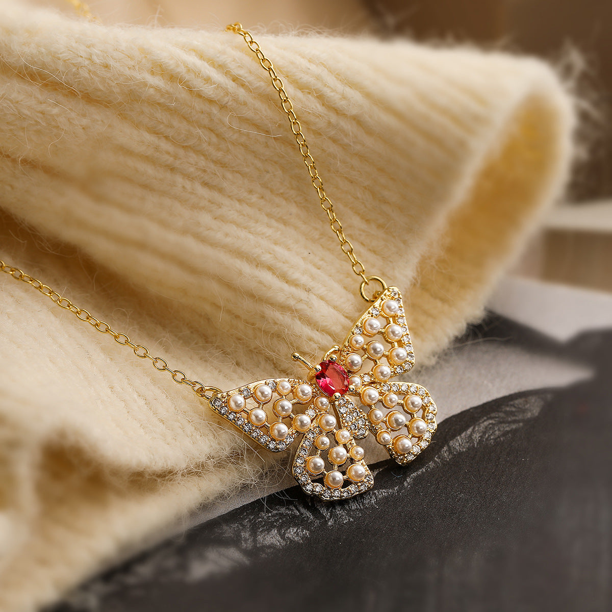 Collana Pendente Farfalla Minimalista da Donna con Base in Rame Placcata in Oro Vero e Intarsi di Zirconi e Perle