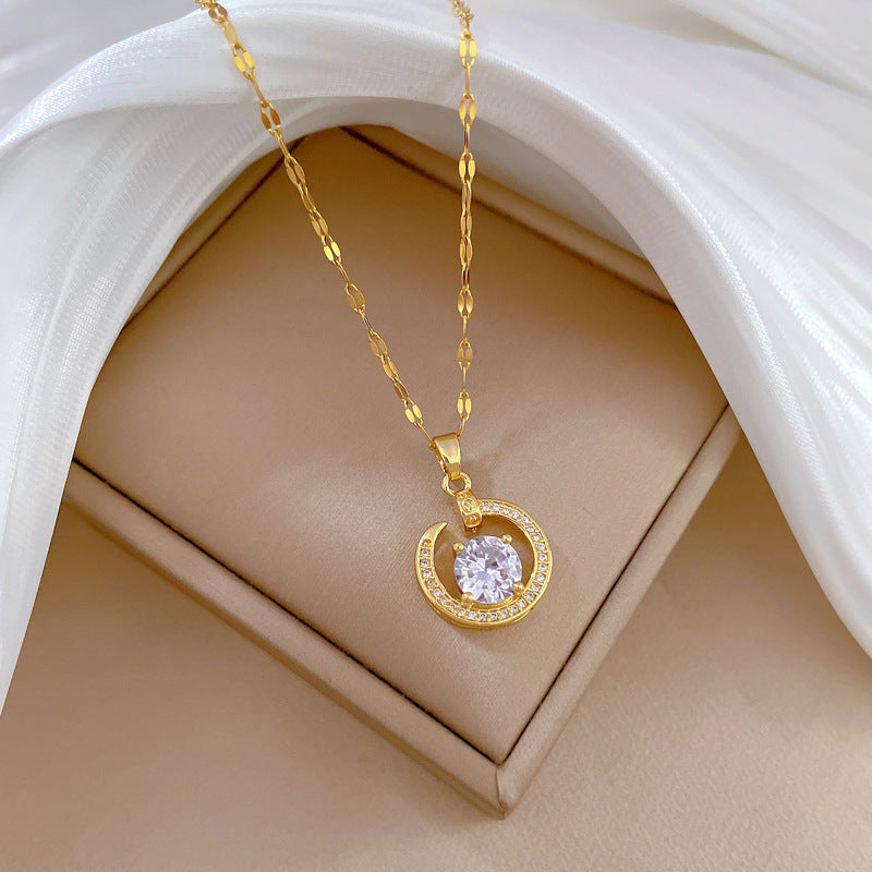 Collana Minimalista Unisex in Acciaio al Titanio a Forma di Luna con Intarsio di Zirconi, Catena Leggera per Clavicola