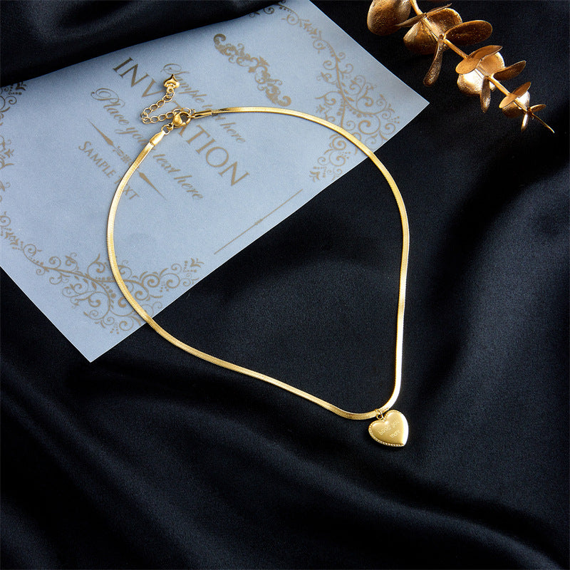 Collar con colgante de corazón de amor minimalista de acero de titanio con baño en cadena de serpiente para mujer