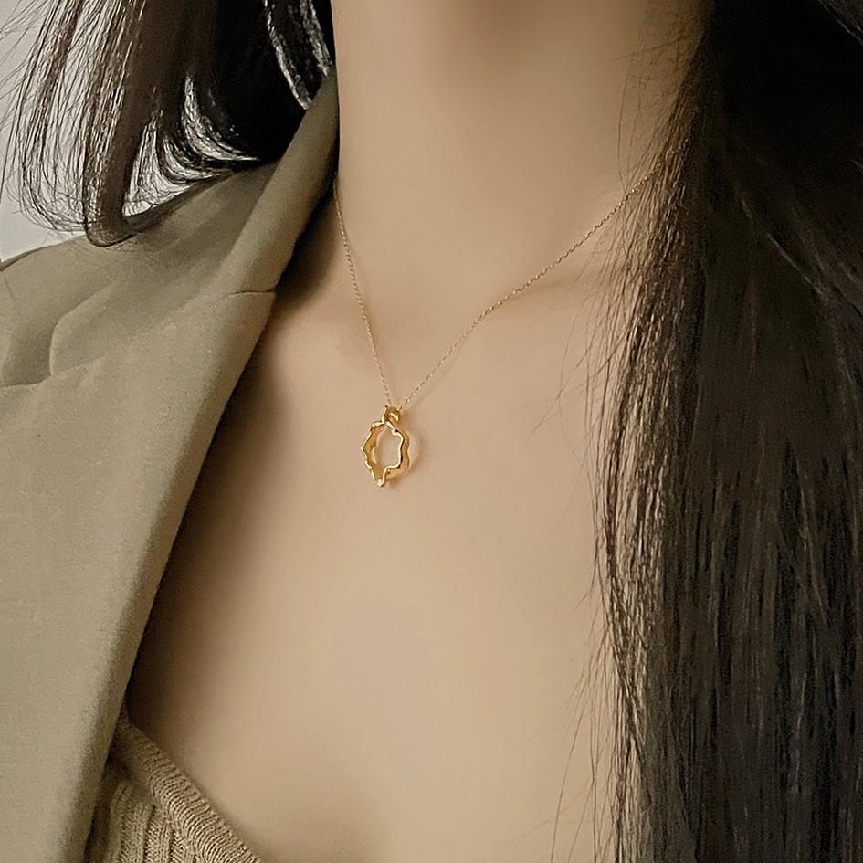 Collana con Pendente Geometrico Minimalista in Argento Sterling 925 con Superficie Testurizzata e Catena di Perline