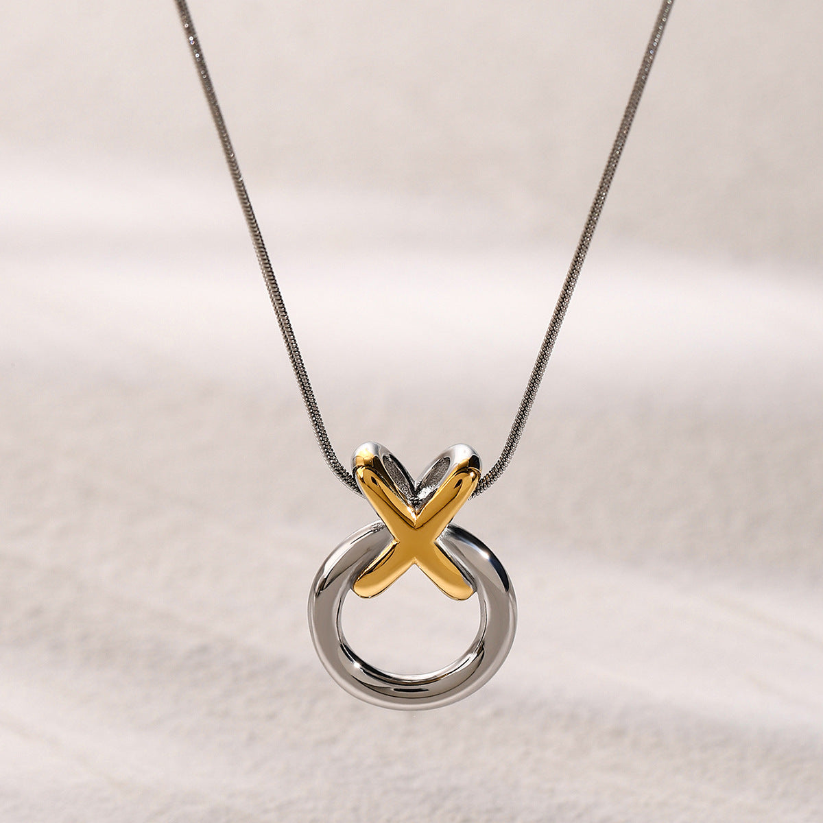 Collana girocollo minimalista in acciaio al titanio placcato oro 18K con fiocco su catena snake