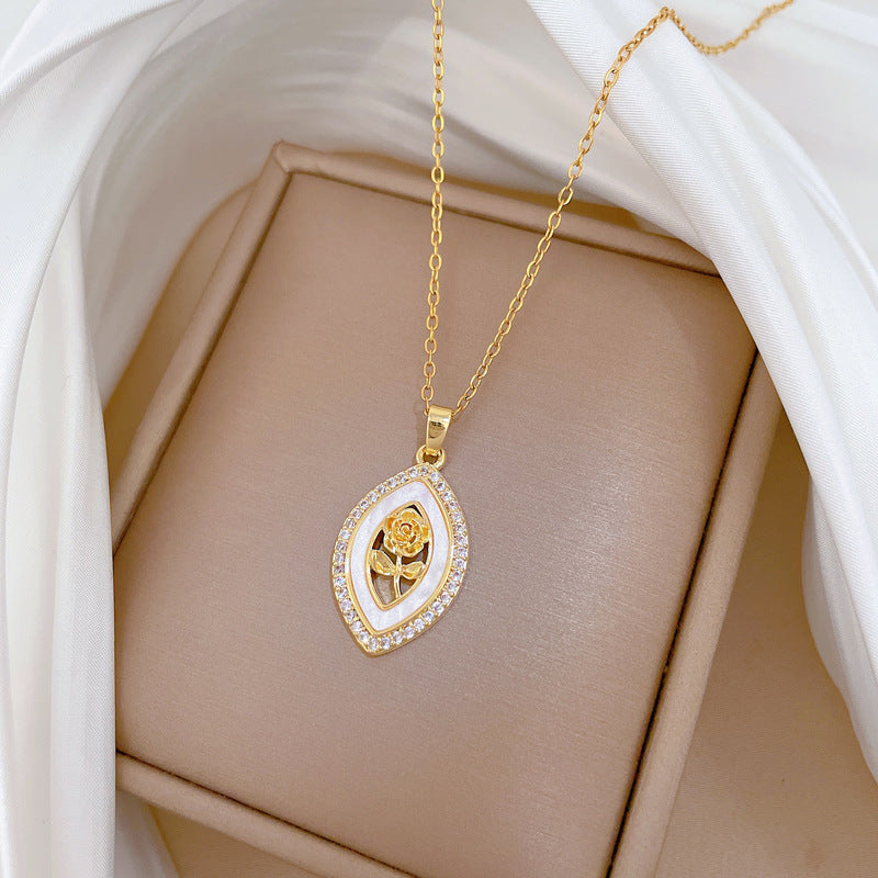 Collana da donna in acciaio al titanio con rosa geometrica e diamanti, intarsio di strass e delicata catena a medaglione