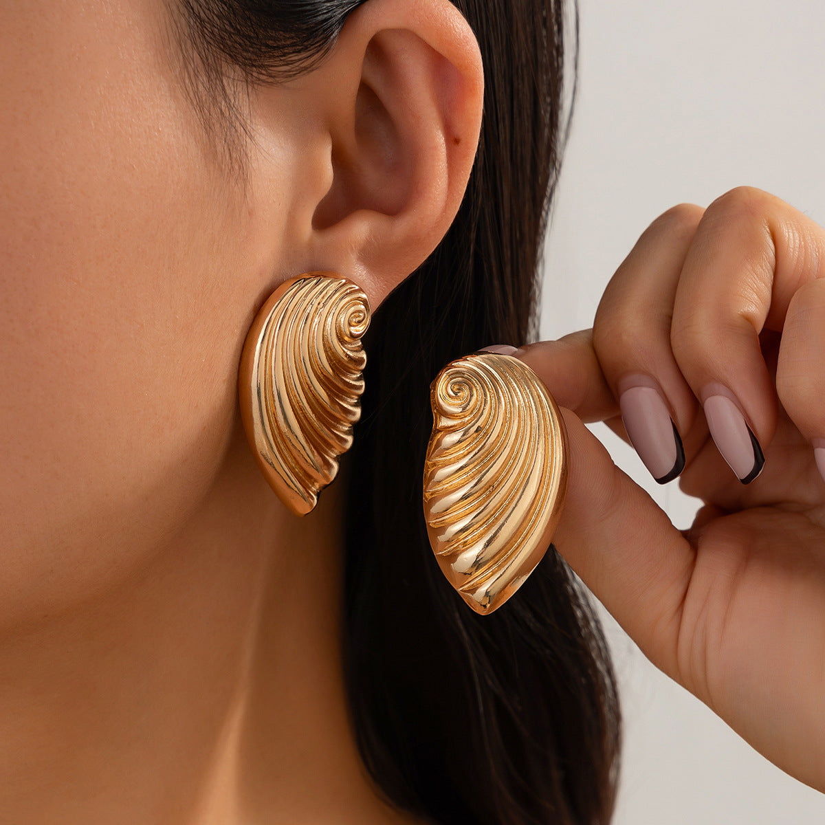Orecchini a perno geometrici minimalisti in lega di zinco da donna con finitura galvanica e design asimmetrico testurizzato