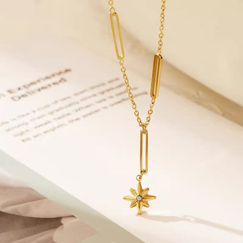 Collana con Pendente a Stella a Otto Punte Geometrica da Donna in Acciaio al Titanio Placcato Oro con Frange Lunghe