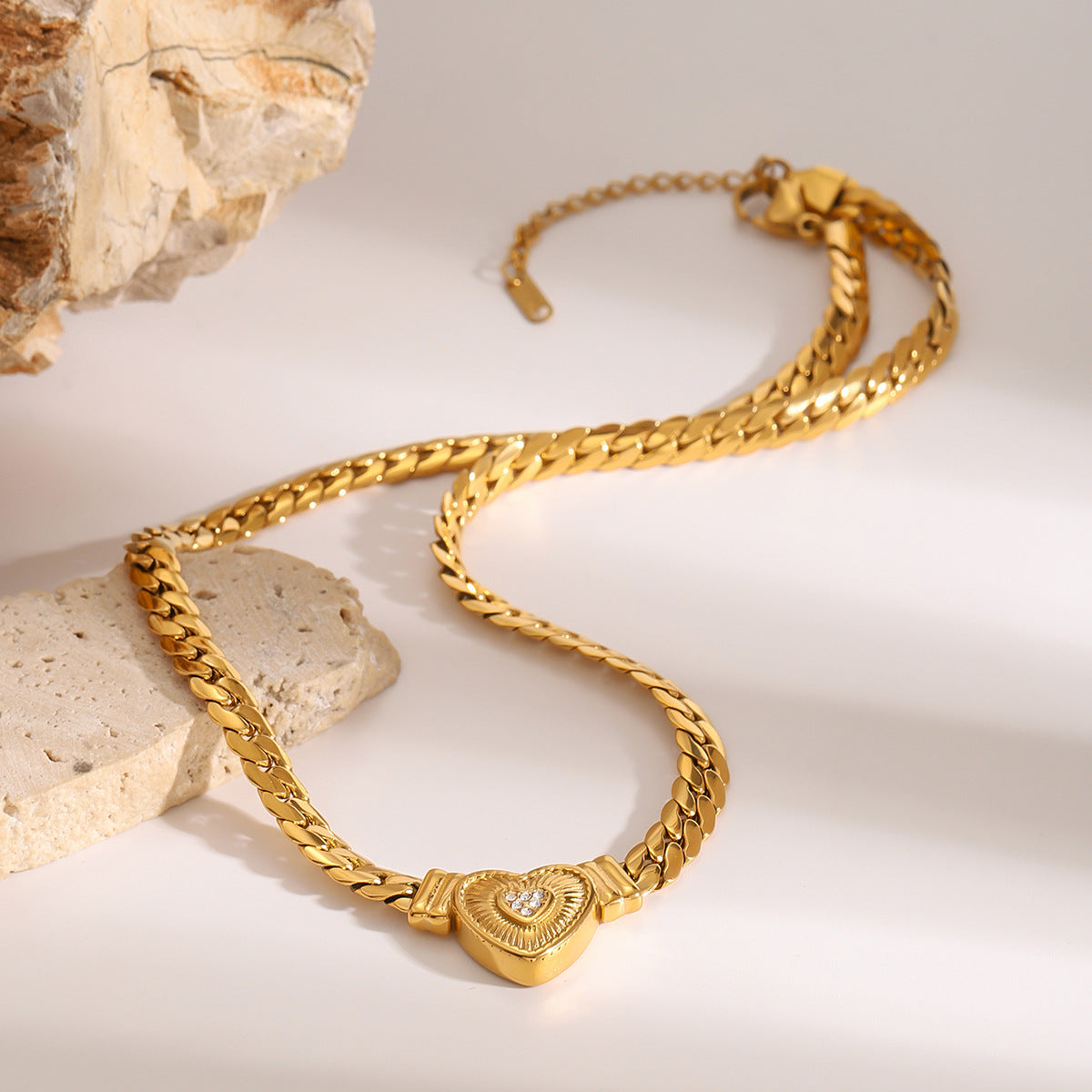 Elegante collana da donna in acciaio inossidabile a forma di cuore con intarsi in strass e finitura placcata
