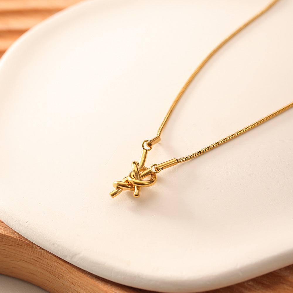 Collana pendente con nodo da marinaio minimalista da donna in acciaio inossidabile placcato oro 18 carati su catena ondulata
