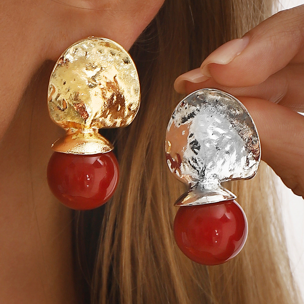 Orecchini con Texture Martellata Irregolare Geometrica in Lega con Perle Rosse da Donna
