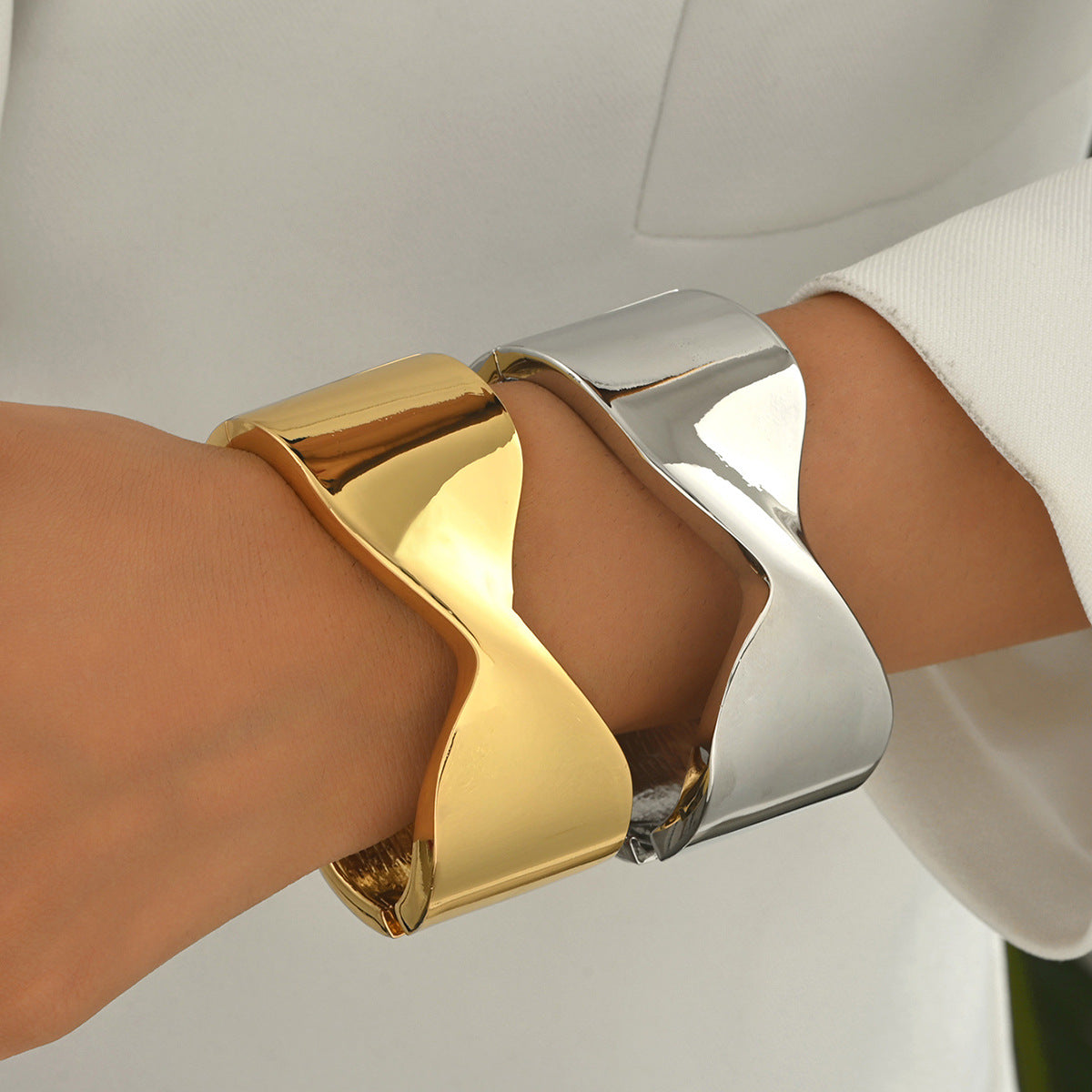 Pulsera geométrica minimalista para mujer de aleación de zinc con acabado pulido y superficie electrochapada