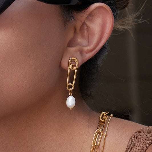 Orecchini da donna minimalisti a forma di graffetta in acciaio inossidabile con perle d'acqua dolce e finitura placcata