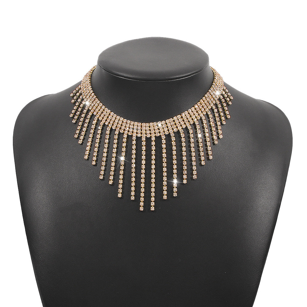 Collar con Colgante Geométrico Dulce y Atrevido en Aleación con Acabado Chapado para Mujer, Cadena de Clavícula con Acentos Completos de Diamantes de Imitación