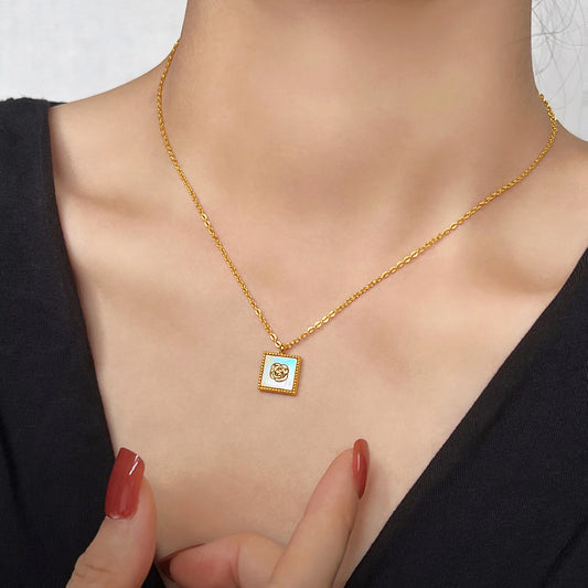 Elegante collar con colgante geométrico en relieve de rosa romántico para mujer en acero de titanio con acabado chapado y cadena en O