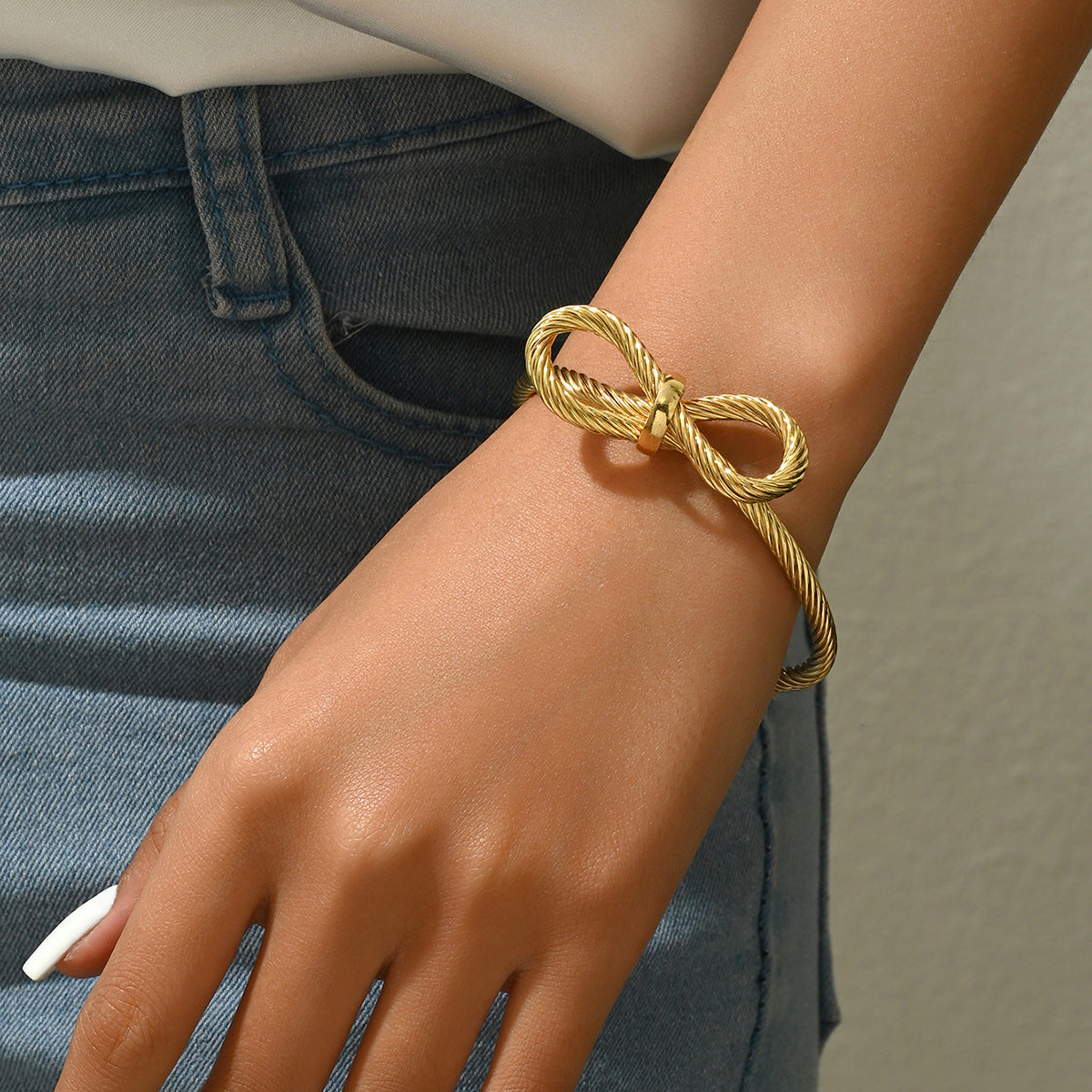 Pulsera de Cobre Minimalista en Forma de Lazo con Diseño de Apertura Ajustable, Acabado Chapado, Joyería Elegante y Versátil para la Mano