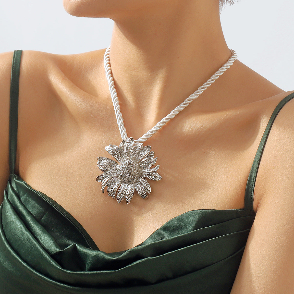 Collana con ciondolo a girasole dolce e audace da donna con design floreale geometrico, lega galvanizzata e ferro su cordino a catena