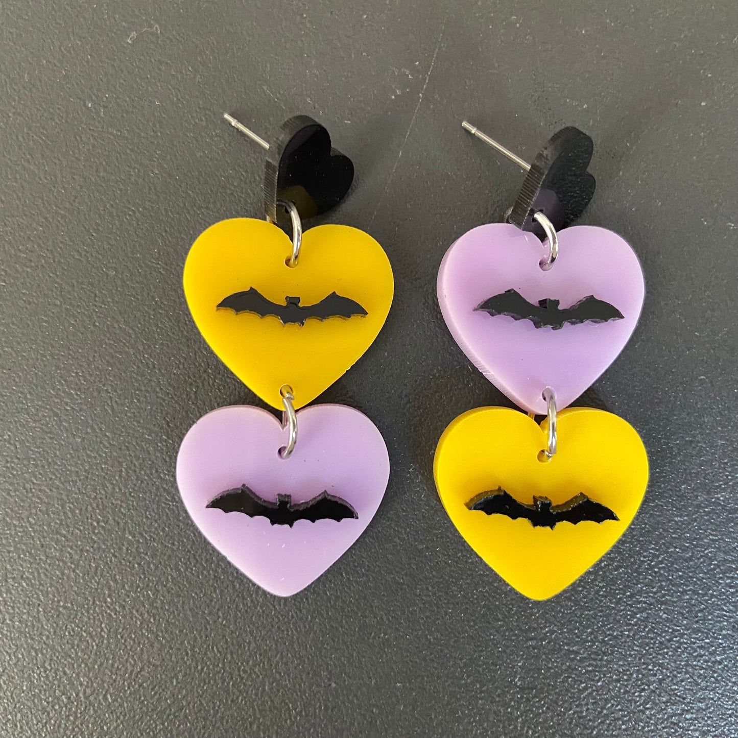 Orecchini a forma di cuore con teschio e ragno in acrilico a tema Halloween per unisex, gioielli artigianali per costumi