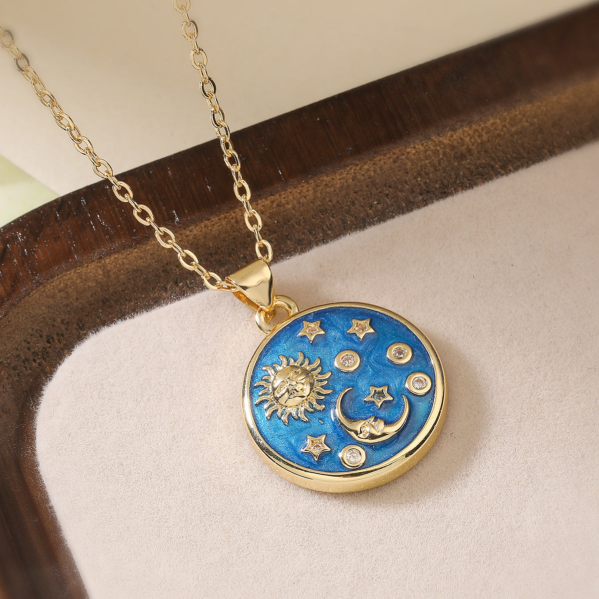 Collana a ciondolo minimalista con sole, luna e stelle in rame con placcatura in oro 18K e finitura smaltata