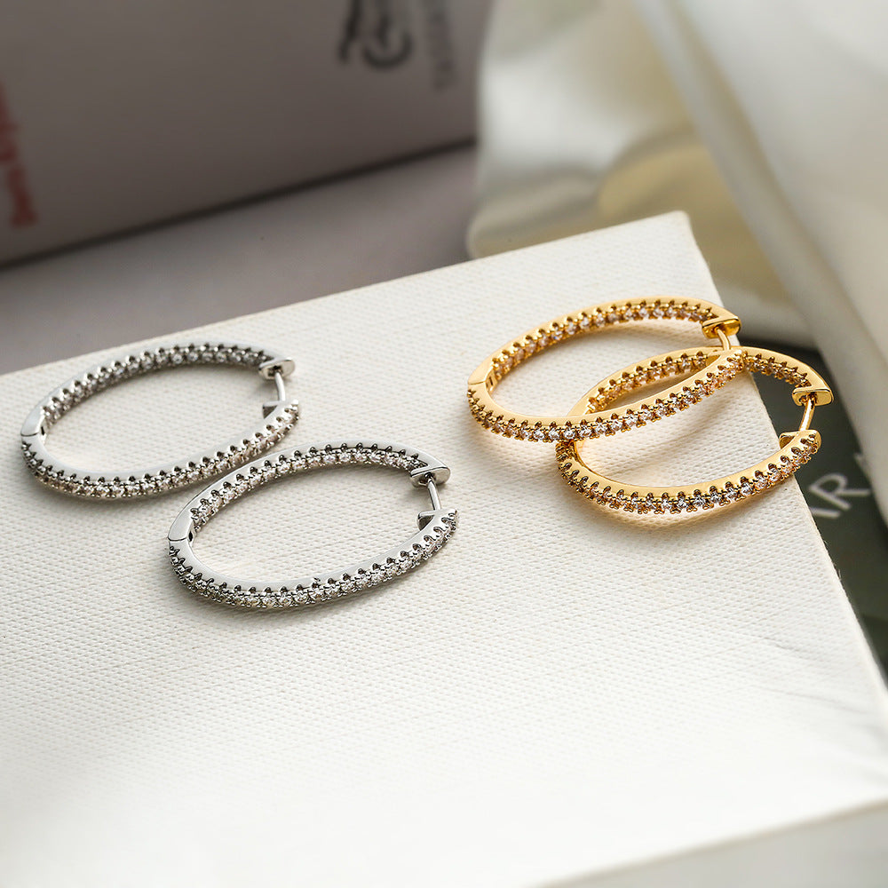 Orecchini a cerchio ovali minimalistici da donna in ottone con placcatura in oro vero e intarsio in zircone