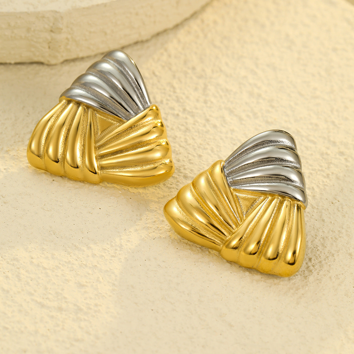 Orecchini da donna alla moda con triangoli geometrici placcati in oro 18K in acciaio inossidabile con texture intrecciata