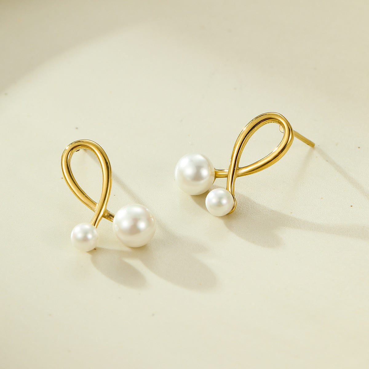 Pendientes de Nudo de Acero Inoxidable de Estilo Vintage con Acentos de Perlas para Mujer