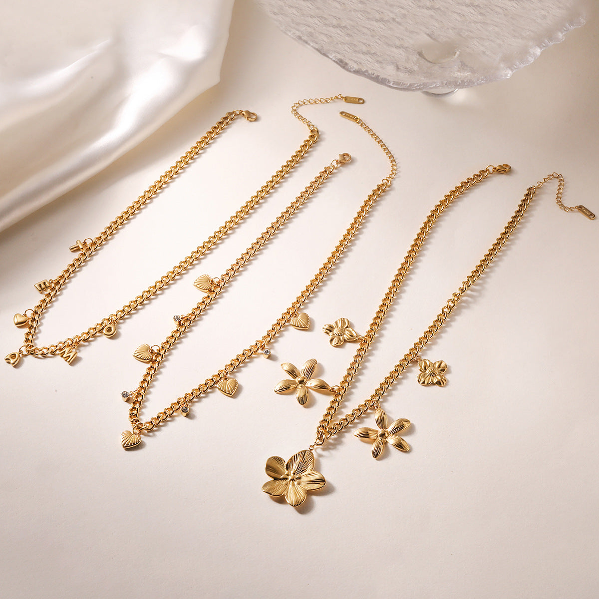 Collana pendente con fiore geometrico irregolare minimalista in acciaio inossidabile con placcatura in oro 18 carati